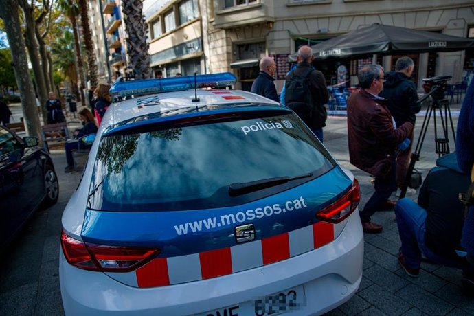 Archivo - Un coche de Policía en el centro de Barcelona, a 29 de noviembre de 2022, en Barcelona