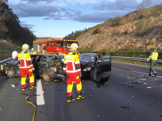 Herido un conductor en un accidente de tres vehículos en la A-8 en Valdáliga