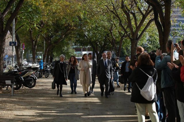 La alcaldesa de Barcelona, Ada Colau (c), a su llegada para declarar por presuntamente coaccionar al fondo Vauras en el Juzgado de Instrucción 18, a 13 de marzo de 2023, en Barcelona, Catalunya (España). 