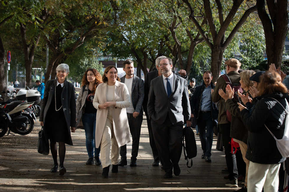 La alcaldesa de Barcelona, Ada Colau (c), a su llegada para declarar por presuntamente coaccionar al fondo Vauras en el Juzgado de Instrucción 18, a 13 de marzo de 2023, en Barcelona, Catalunya (España). 