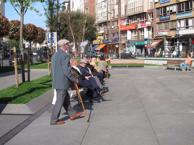 Archivo - Pensionitas en una calle de Santander