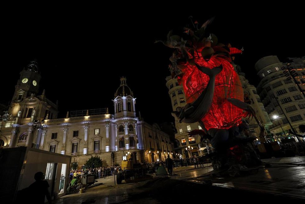 Coronación de la parte central de la Falla grande de la Plaza del Ayuntamiento de Valencia