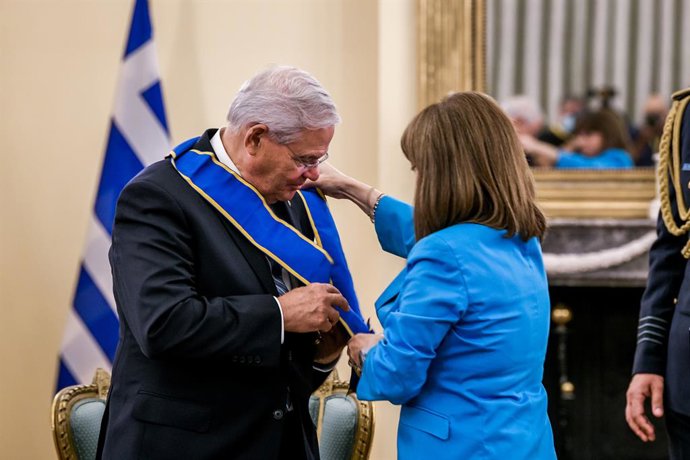 Archivo - Bob Menendez con  Katerina Sakellaropoulou en 2021. Photo: -/Eurokinissi via ZUMA Press Wire/dpa