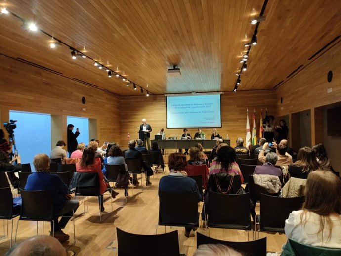 El alcalde de Logroño, Pablo Hermoso de Mendoza, en la presentación del primer informe de seguimiento del II Plan de Igualdad de Mujeres y Hombres de la ciudad de Logroño 2022-2025.