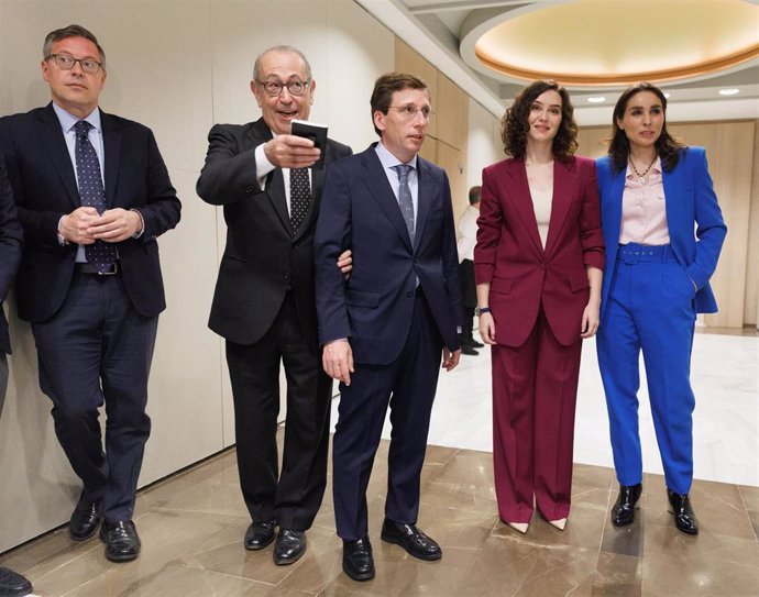 José Luis Martínez-Almeida junto a Isabel Díaz Ayuso a su llegada a un desayuno organizado en el Club Siglo XXI