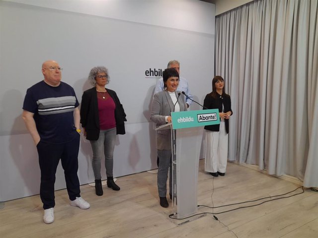 Laura Aznal, candidata de EH Bildu a la presidencia de Navarra, junto a los representantes de EH Bildu en los cuatro Ayuntamientos a los que pertenece Erripagaña