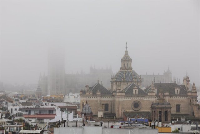 Sevilla amanece con niebla. Imagen de archivo