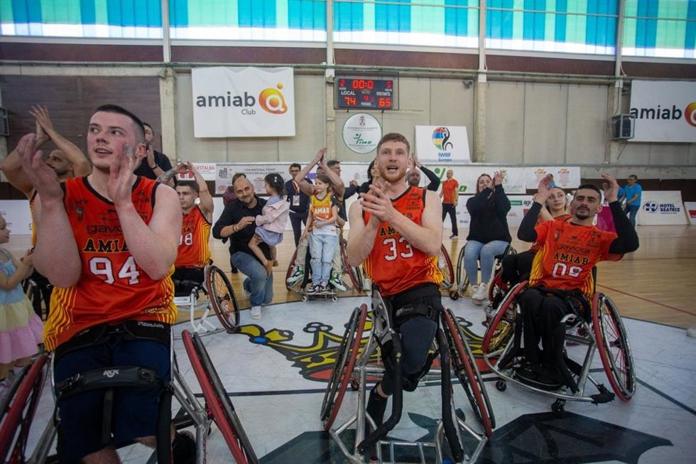 Los jugadores del Amiab Albacete aplauden a sus aficionados tras ganar un partido en la Champions Cup 2022-2023