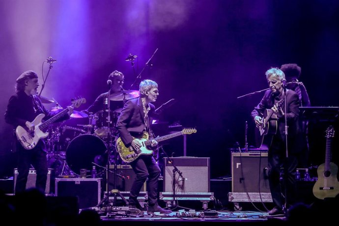 Archivo - Los cantantes Kiko Veneno y Ariel Rot, durante su concierto en el Festival Inverfest, en el Teatro Circo Price, a 4 de febrero de 2022, en Madrid (España).