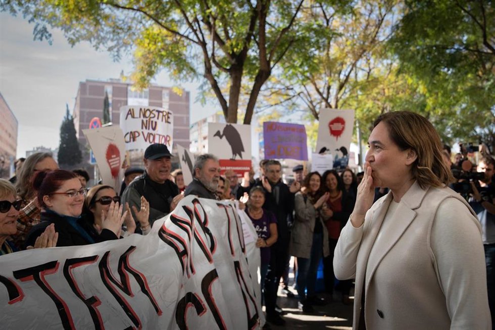 Unas 40 personas reciben a la alcaldesa Ada Colau a su salida de la Ciutat de la Justícia tras declarar ante el juez por presuntas coacciones al fondo de invesrión Vauras.