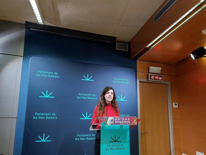 La portavoz parlamentaria adjunta de Unidas Podemos, Esperana Sans, en rueda de prensa