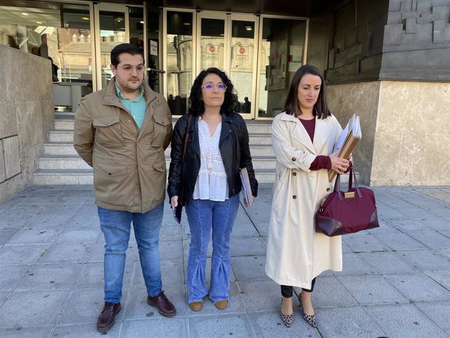 Los ediles de IU, PSOE y CS en el Ayuntamiento de Mora, Pablo Román, Olvido Contento y Elena Martín.