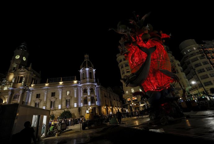 Coronació de la part central de la Falla gran de la Plaa de l'Ajuntament de Valncia