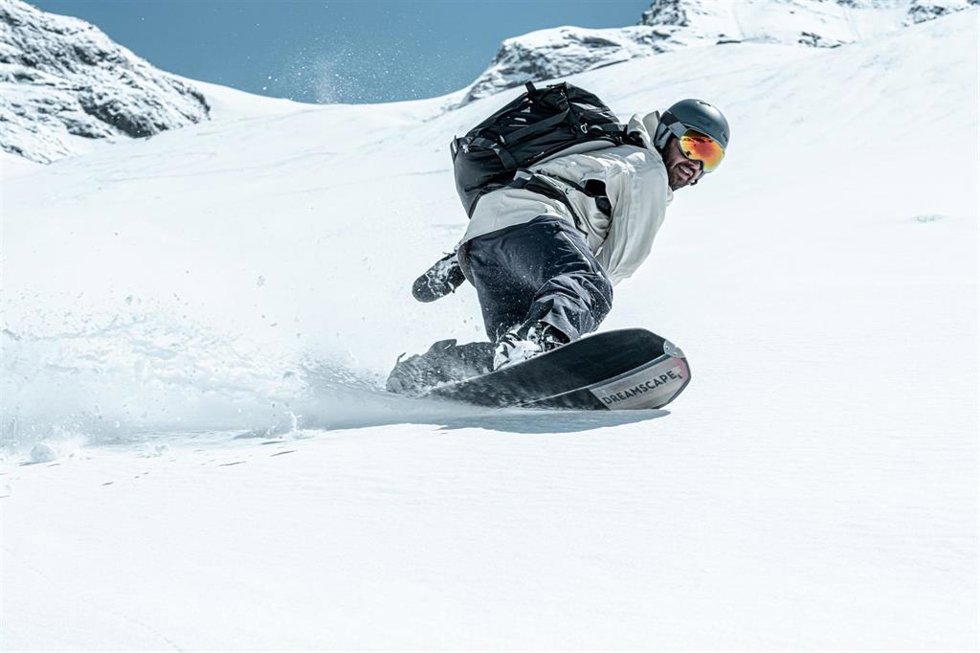 Una tabla de snow y una mochila con airbag, entre las novedades de Wedze para 2023-24.