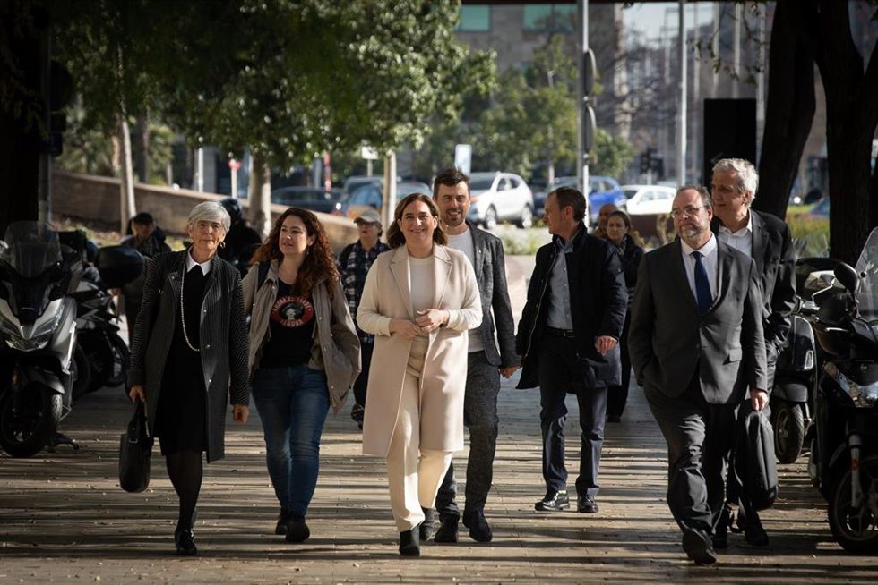 (I-D) La abogada Olga Tubau; la t.alcalde Laura Pérez; la alcaldesa de Barcelona, Ada Colau; el concejal Marc Serra y el abogado lex Sol, a su llegada a la declaración de Ada Colau por presuntamente coaccionar al fondo Vauras, a 13 de marzo de 2023.