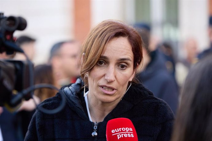 Mónica García, atiende a la prensa en una imagen de archivo.