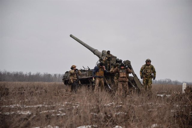 Archivo - Militares ucranianos se preparan para disparar en la zona de Bajmut