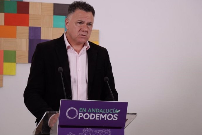 El portavoz adjunto del grupo parlamentario Por Andalucía y representante de Podemos, Juan Antonio Delgado, este lunes en rueda de prensa en Sevilla.