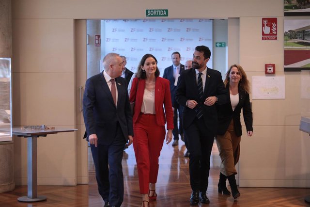 El delegat especial de l'Estat en el CZFB, Pere Navarro; la ministra Reyes Maroto i els consellers Roger Torrent i Natàlia Mas