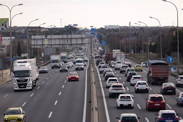 Archivo - Circulación en el Km 17 de la autovía A4 en la segunda fase de la operación salida por Navidad de la DGT, a 30 de diciembre de 2022, en Madrid (España).
