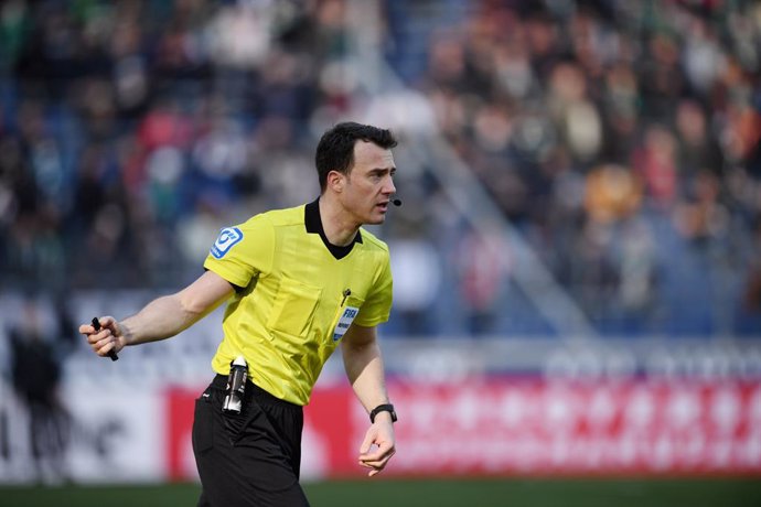 Archivo - FILED - 13 February 2022, Lower Saxony, Hanover: German referee Felix Zwayer is on field during the German 2nd Bundesliga soccer match between Hannover 96 and SV Darmstadt 98 at the HDI Arena. Bundesliga referee Felix Zwayer believes hatred to
