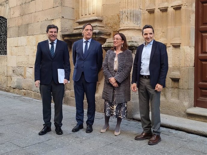 Fernández Carriedo, García Carbayo, María González Corral y Juan Manuel Corchado, de izquierda a derecha, este lunes en Salamanca.