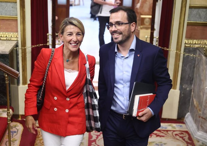 Archivo - La vicepresidenta segunda y ministra de Trabajo y Economía Social, Yolanda Díaz y el ministro de Consumo, Alberto Garzón, a su llegada a una sesión plenaria, en el Congreso de los Diputados, a 22 de septiembre de 2022, en Madrid (España).