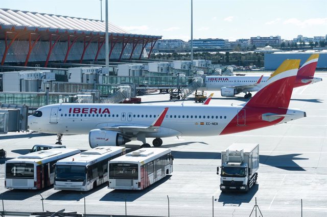 Archivo - Aviones de Iberia esperan en pista en la Terminal 4 del Aeropuerto Madrid-Barajas Adolfo Suárez, a 28 de enero de 2023, en Madrid (España). 