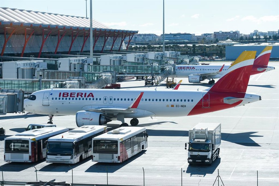 Archivo - Aviones de Iberia esperan en pista en la Terminal 4 del Aeropuerto Madrid-Barajas Adolfo Suárez, a 28 de enero de 2023, en Madrid (España).