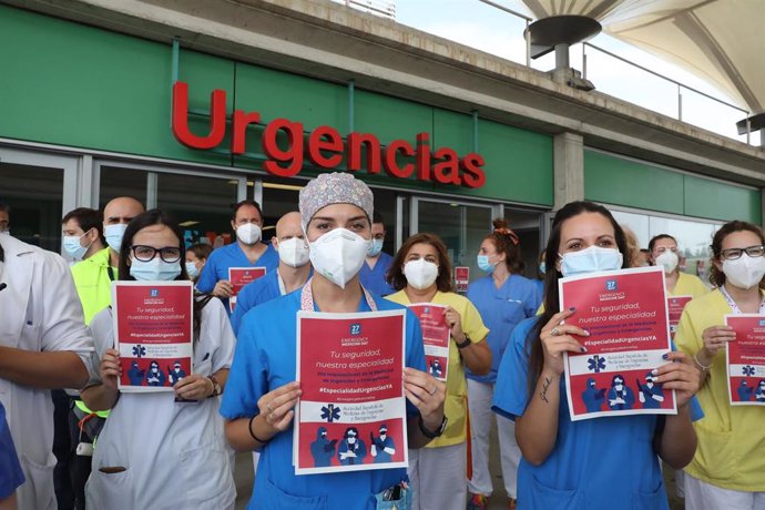 Archivo - Varios profesionales sanitarios de los servicios de Urgencias y Emergencias con carteles, durante una concentración para pedir la creación de su especialidad, en la entrada del Hospital Infanta Leonor