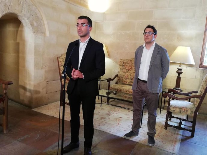 El conseller de Fondos Europeos, Miquel Company, atiende a los medios junto al conseller de Modelo Económico, Iago Negueruela.