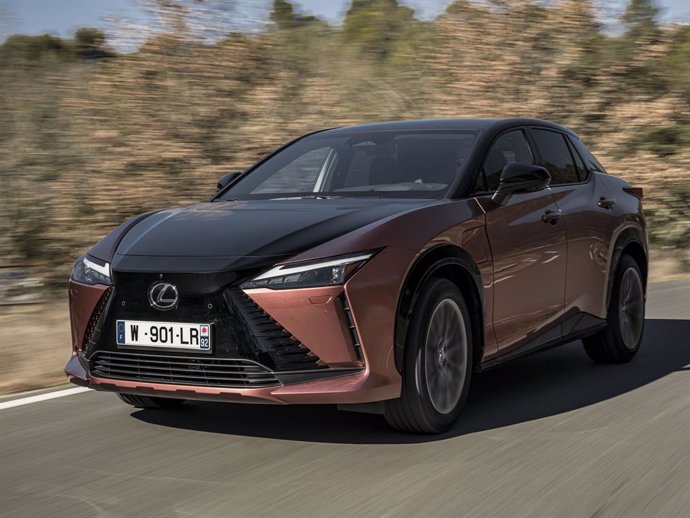 Lexus presenta el RZ 450e, su nuevo modelo totalmente eléctrico