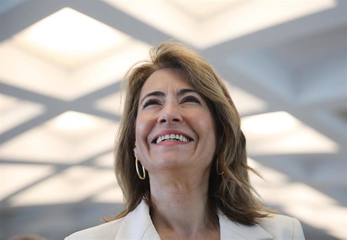 La ministra de Transportes, Movilidad y Agenda Urbana, Raquel Sánchez, en un desayuno coloquio en Sevilla.