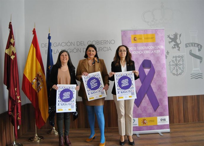 De izquierda a derecha, María José Navarro, vicesecretaria General de la Delegación del Gobierno, Ester Mainar y María Luisa Barreda