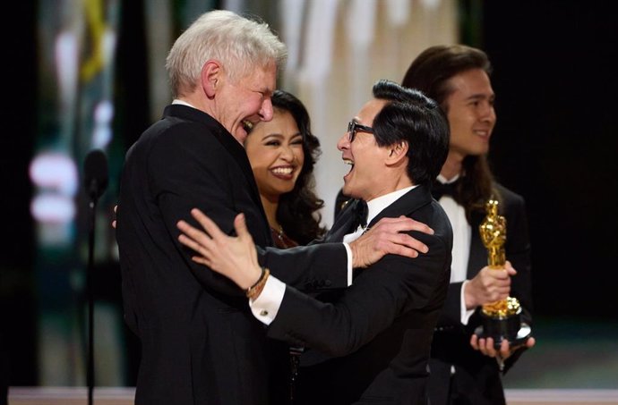 Ke Huy Quan y Harrison Ford en la 95 edición de los Oscar