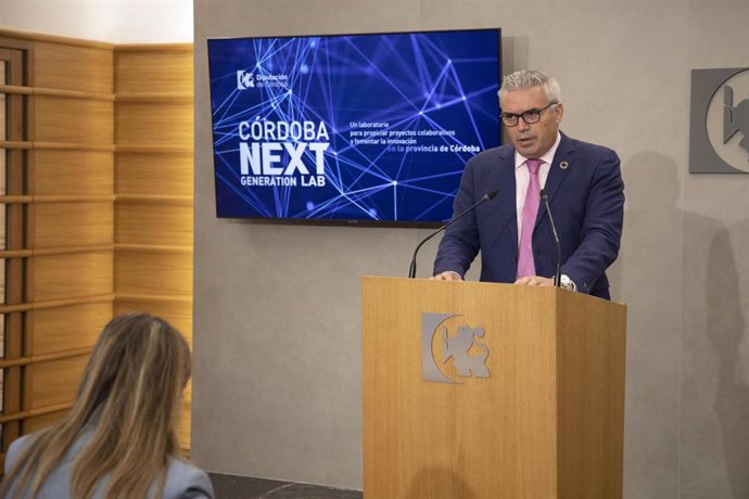 El delegado de Programas Europeos de la Diputación de Córdoba, Víctor Montoro, en rueda de prensa.
