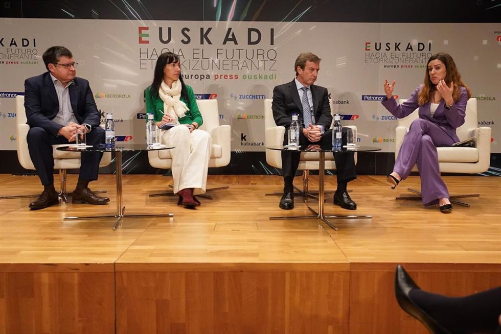 Mesa redonda en Bilbao con la directora de Hegan, Basque Aerospace Cluster, Ana Villate, el director general de Negocio mayorista de Kutxabank, Fernando Irigoyen Zuazola, y el CEO de Zucchetti Spain, Justino Martínez