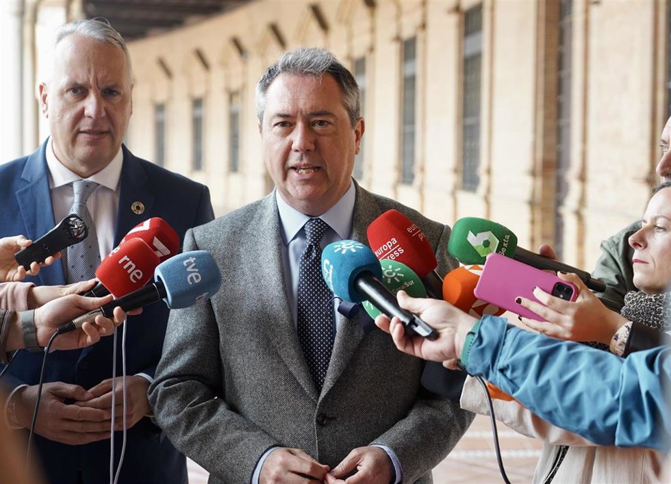 Archivo - El secretario general del PSOE-A, Juan Espadas, atiende a los medios en Sevilla.