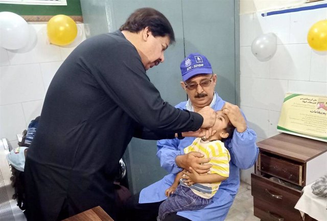 Inicio de la campaña de vacunación este viernes en un hospital en la ciudad de Hyderabad (Pakistán)