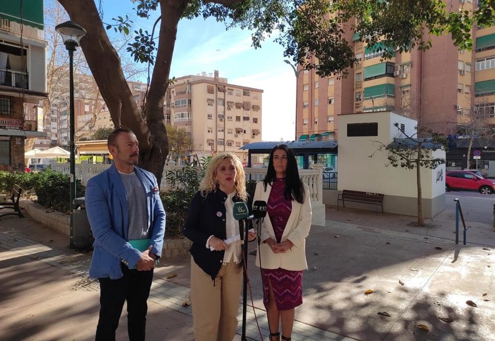 La candidata a la Alcaldía de Por Andalucía, Remedios Ramos, ofrece rueda de prensa junto a Rosa Galindo, número 3 de candidatura, y Eduardo Reina, número 4, para informar sobre el proyecto 'Ciudad de los 15 minutos'