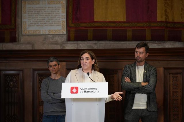 La alcaldesa de Barcelona, Ada Colau, durante una rueda de prensa tras declarar por presuntamente coaccionar al fondo Vauras, en el Ayuntamiento de Barcelona, a 13 de marzo de 2023, en Barcelona, Catalunya (España). Ada Colau ha declarado como investigada