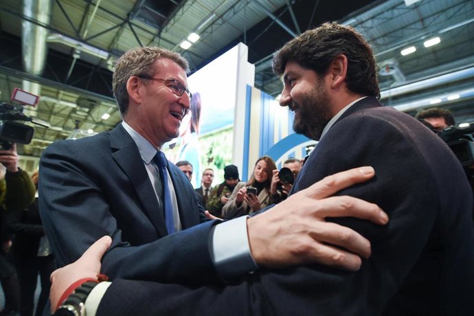 Archivo - El líder del PP, Alberto Núñez Feijóo (i), y el presidente de Murcia, Fernando López Miras (d), se saludan durante una visita a la tercera jornada de la Feria Internacional de Turismo.