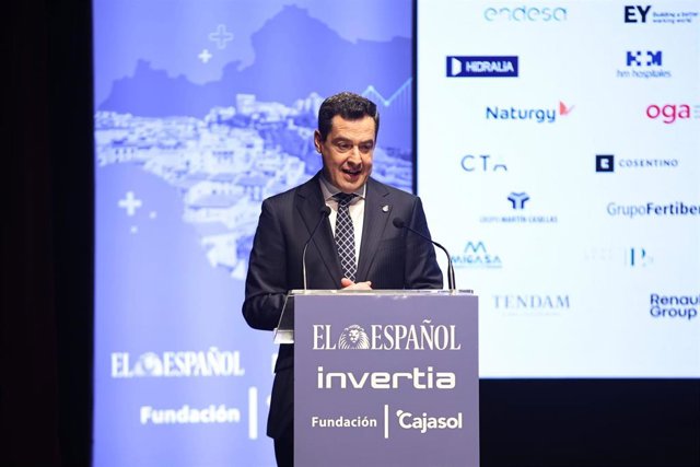 El presidente de la Junta de Andalucía, Juanma Moreno, durante su intervención, en Sevilla, en el Foro Económico de 'El Español' en Andalucía