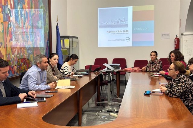 El concejal de Fomento y Empleo en Cádiz, Carlos Paradas, reunido para definir la Agenda Cádiz 2030.