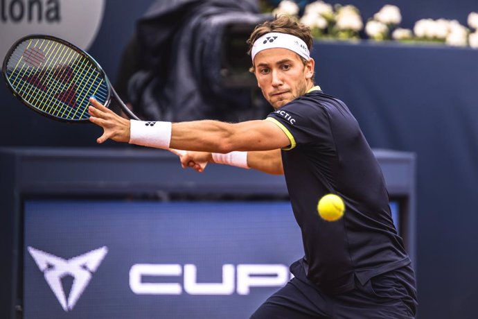 Archivo - 22 April 2022, Spain, Barcelona: Norwegian tennis player Casper Ruud in action against Spain's Pablo Carreno Busta during their men's singles round of 16 match at the Barcelona Open tournament. Photo: Matthias Oesterle/ZUMA Press Wire/dpa