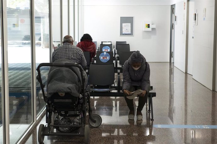 Archivo - Varios pacientes esperan en una sala de espera en el CAP Masdevall el día en el que comienza la campaña de vacunación antigripal en la región, en Figueres, Girona (Catalunya), a 16 de octubre de 2020.