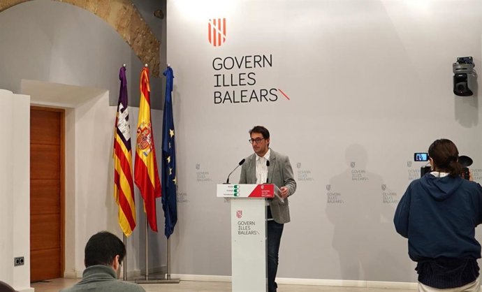 Archivo - El portavoz del Govern y conseller de Modelo Económico, Turismo y Trabajo, Iago Negueruela, en la rueda de prensa posterior al Consell de Govern.