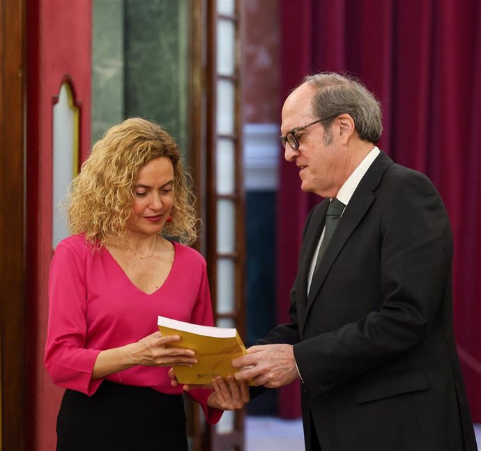 El Defensor del Pueblo, Ángel Gabilondo, entrega el Informe Anual 2022 a la presidenta del Congreso, Meritxell Batet, a 13 de marzo de 2023, en Madrid (España). 