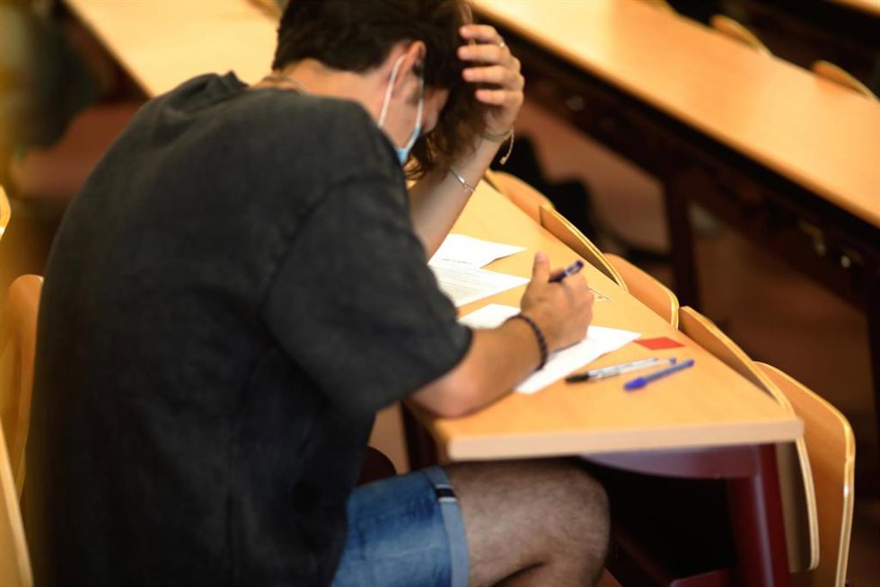 Archivo - Un estudiante durante la convocatoria extraordinaria de la Evaluación del Bachillerato para el Acceso a la Universidad (EBAU)