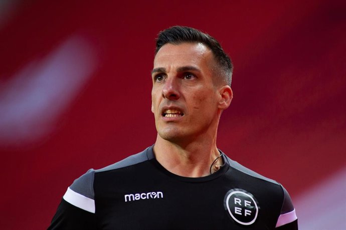 Archivo - Xavier Estrada Fernandez, referee, during Copa Del Rey Final match between Real Sociedad and Athletic Club at Estadio de La Cartuja on April 03, 2021 in Seville, Spain.